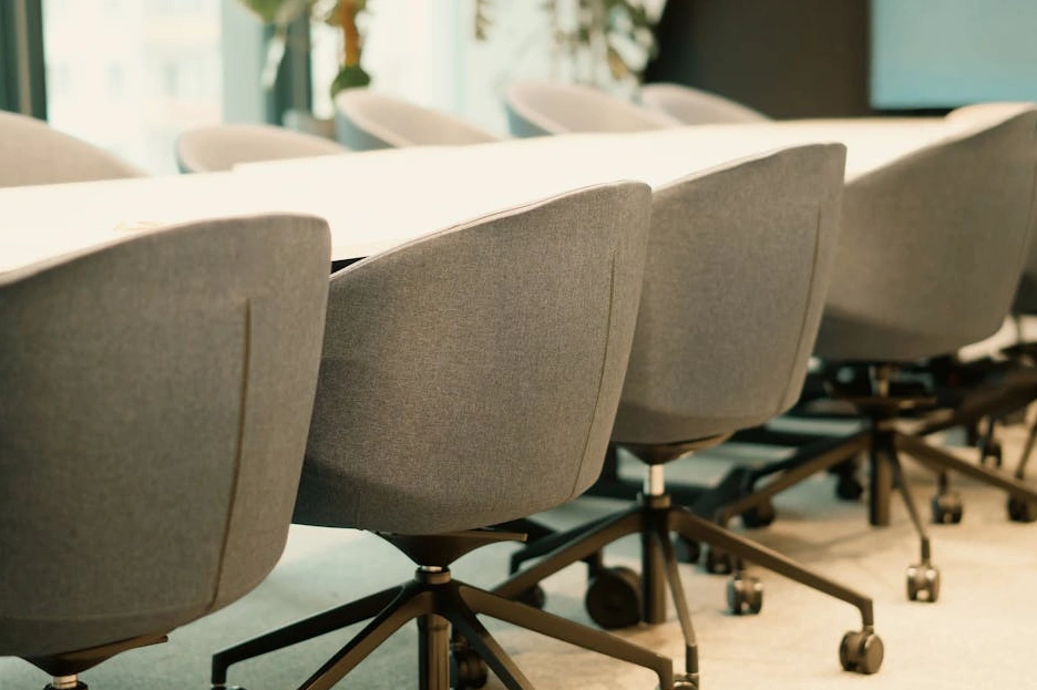 Светлый и просторный зал для переговоров в офисе Adriatic Law Chamber